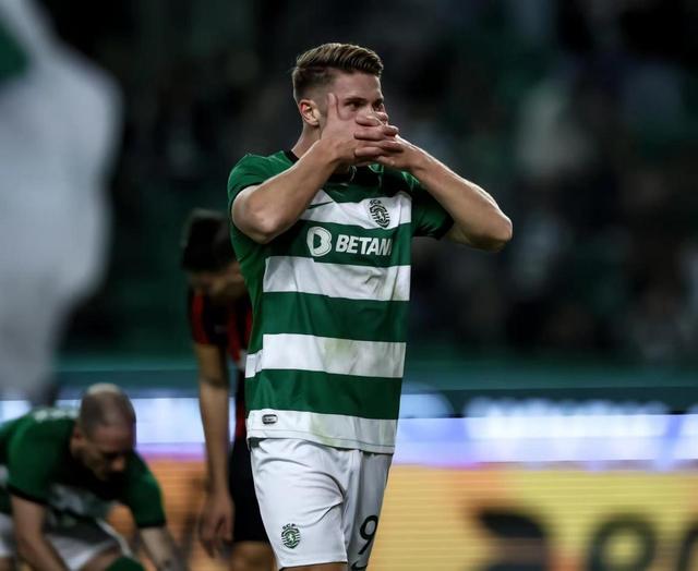 今晨法兰克福备战葡超;调整名单细节曝光;球迷炸锅;阵容厚度经受考验的简单介绍 今晨法兰克福备战葡超;调整名单细节曝光;球迷炸锅;阵容厚度经受考验的简单介绍