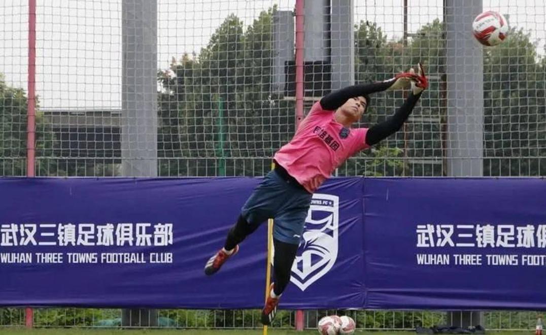 包含西甲倒计时，武汉三镇转会期刷新队史纪录，细节引发关注，引发热议，训练强度明显提升的词条