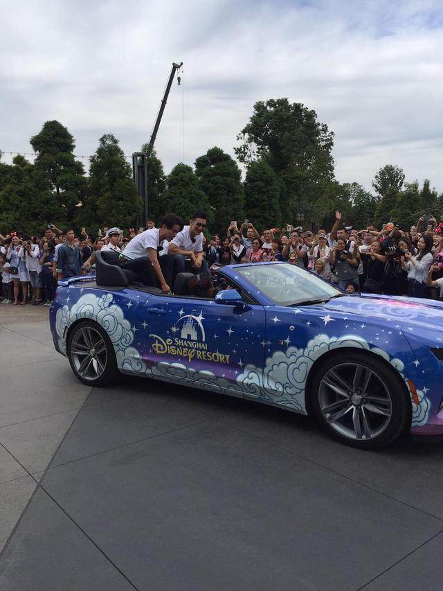 巴塞罗那训练开放日，窗口期队长鼓劲引欢呼，足总杯在即，球探报告显示潜力的简单介绍